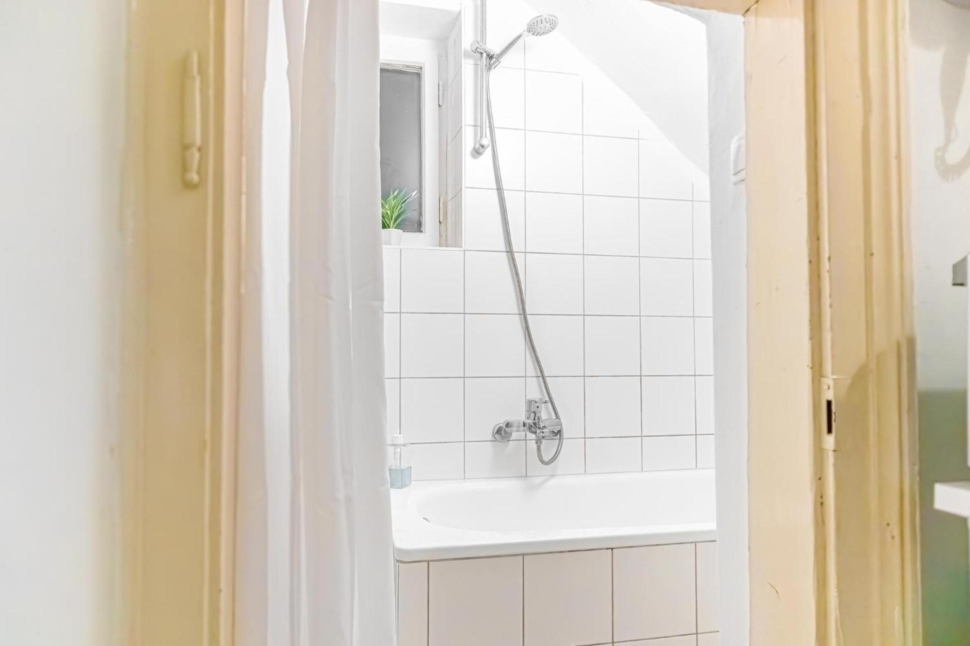 Attractive 2Br Apt Near Akh Ideal For Longstays Wien Eksteriør billede