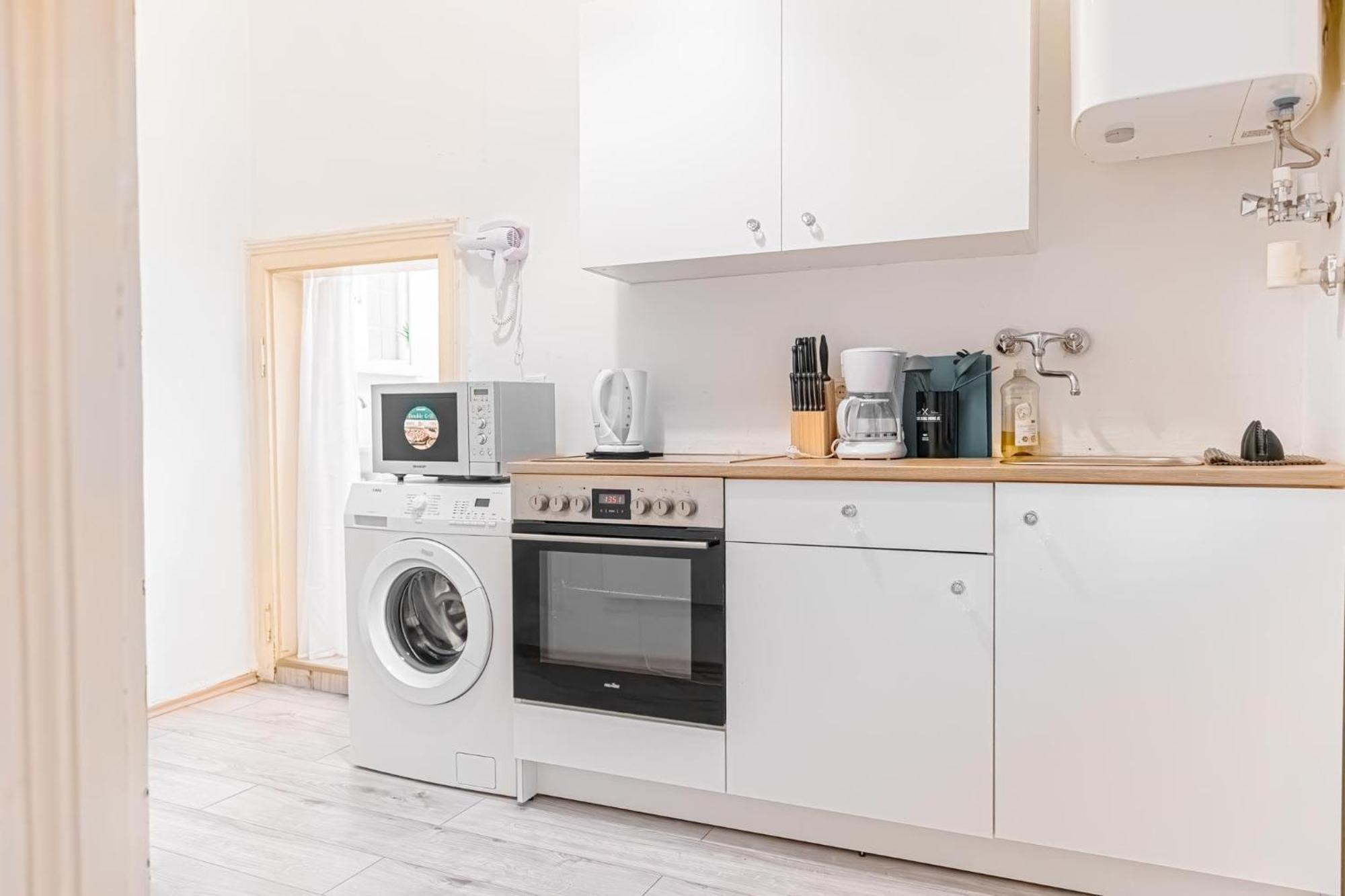 Attractive 2Br Apt Near Akh Ideal For Longstays Wien Eksteriør billede