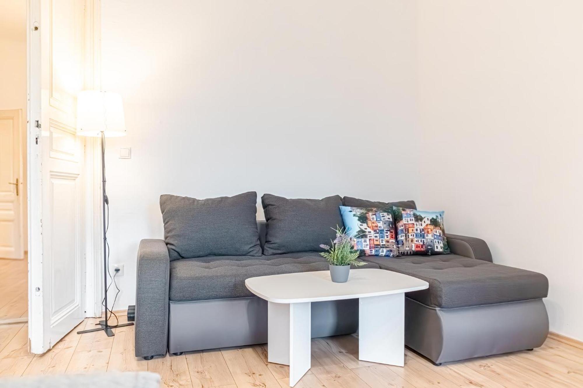 Attractive 2Br Apt Near Akh Ideal For Longstays Wien Eksteriør billede